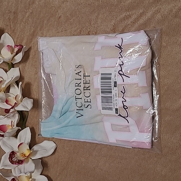 NEW PINK VS Short Sleeve Tee - Picture 2 of 9